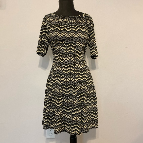 Size 8 Flowy dress professional - Picture 1 of 5